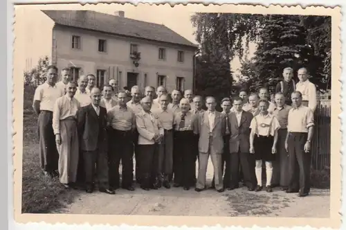 (F22791) Orig. Foto Gruppenbild vor Gebäude in Schöpstal 1955