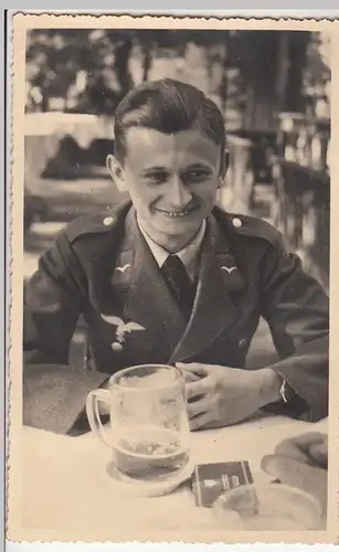 (F22786) Orig. Foto Pardubitz, Pardubice, Luftwaffe-Soldat im Gartenlokal 1941