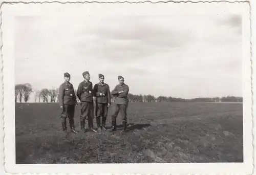 (F22741) Orig. Foto deutsche Luftwaffe-Soldaten auf Flugplatz Prag-Gbell 20.4.41