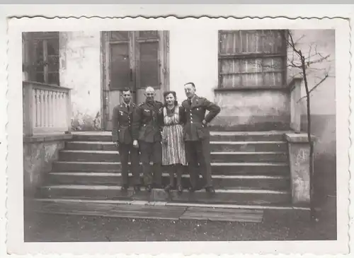 (F22740) Orig. Foto deutsche Soldaten m. Frau auf Treppe, Breslau 1941