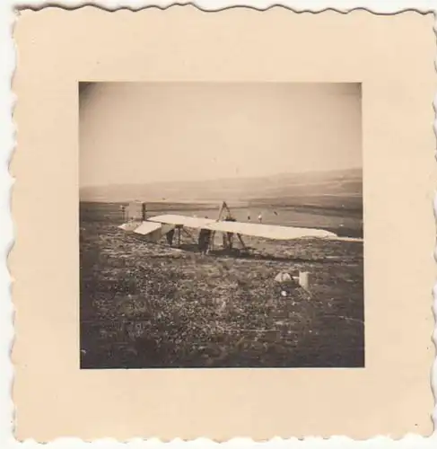 (F22736) Orig. Mini-Foto Schulgleiter SG-38 auf der Wiese 1930/40er