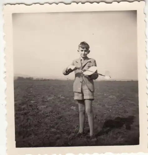 (F22733) Orig. Foto Junge mit Gleitflugzeug auf dem Feld 1959