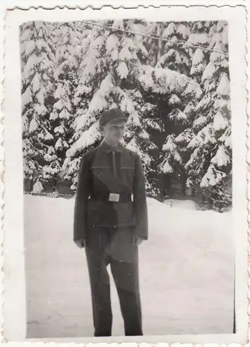 (F22729) Orig. Foto junger Mann im Freien, Winter 1950er
