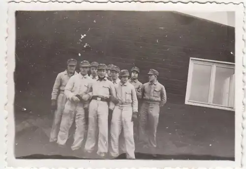 (F22728) Orig. Foto junge Männer in Watteanzügen 1950er