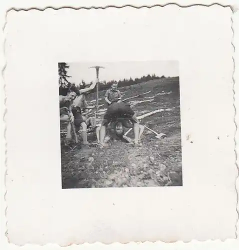 (F22725) Orig. Mini-Foto junge Männer mit Spaten u. Spitzhacke im Freien 1940er