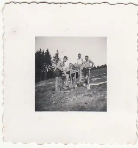 (F22724) Orig. Mini-Foto junge Männer mit Spaten im Freien 1940er