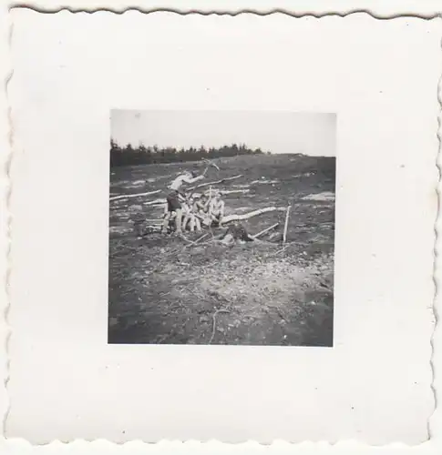 (F22723) Orig. Mini-Foto junge Männer mit Spaten im Freien 1940er