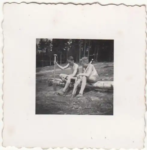 (F22722) Orig. Mini-Foto junge Männer mit Spaten im Freien 1940er