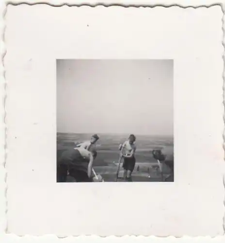 (F22721) Orig. Mini-Foto junge Männer mit Spaten im Freien 1940er