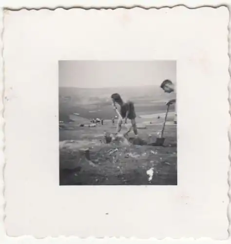 (F22720) Orig. Mini-Foto junge Männer mit Spaten im Freien 1940er