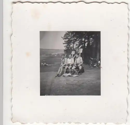 (F22719) Orig. Mini-Foto junge Männer mit Spaten im Freien 1940er