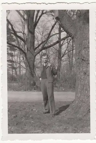 (F22718) Orig. Foto junger Mann aus Görlitz in einem Park 1946