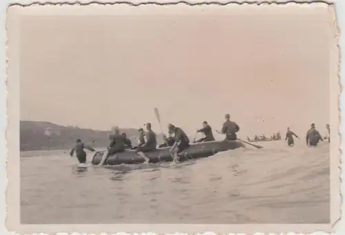 (F22702) Orig. Foto deutsche Soldaten in einem Schlauchboot 1940