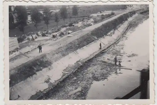 (F22699) Orig. Foto 2.WK Belgien, zerstörter Flussdamm, Blick v.d. Brücke 1940