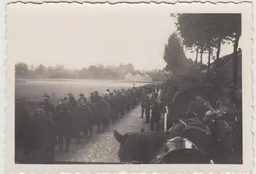 (F22695) Orig. Foto 2.WK Belgien, Gefangene dreier Nationen a.d. Marsch 1940