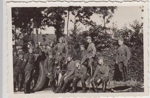 (F22694) Orig. Foto 2.WK Belgien, deutsche Soldaten an einer Haubitze 1940