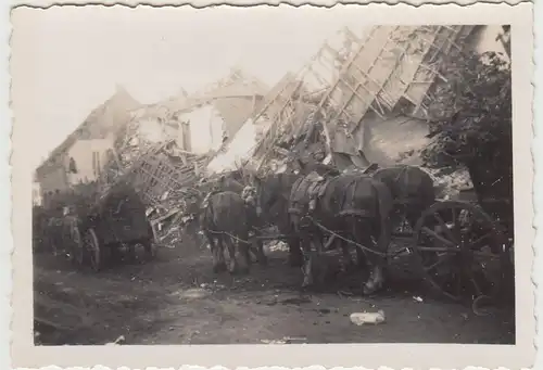 (F22688) Orig. Foto 2.WK Belgien, Pferdewagen vor zerbombtem Haus 1940