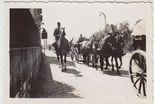 (F22686) Orig. Foto deutsche Soldaten unterwegs mit Pferden, Belgien 1940