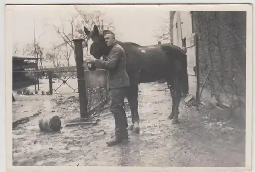 (F22677) Orig. Foto deutscher Soldat mit Pferd vor dem Stall, Belgien 1940