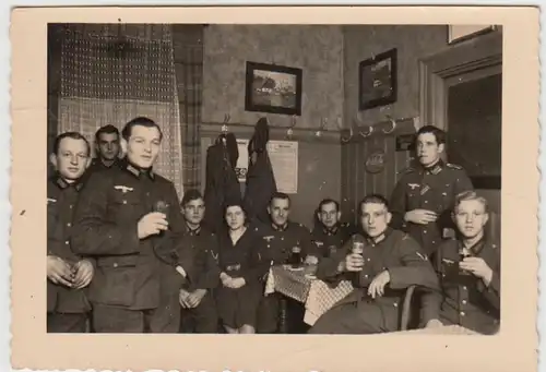 (F22670) Orig. Foto deutsche Soldaten in einer Gastwirtschaft 1939