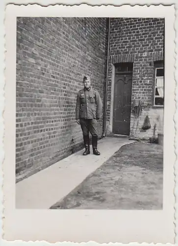 (F22668) Orig. Foto deutscher Soldat steht an einem Gebäude 1939