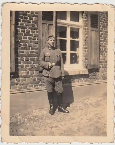(F22666) Orig. Foto deutscher Soldat steht an einem Gebäude 1939