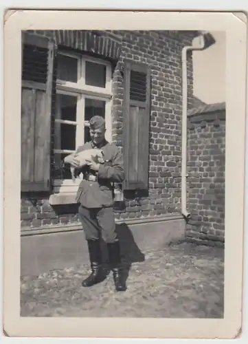 (F22664) Orig. Foto deutscher Soldat mit Ferkel an einem Gebäude 1939