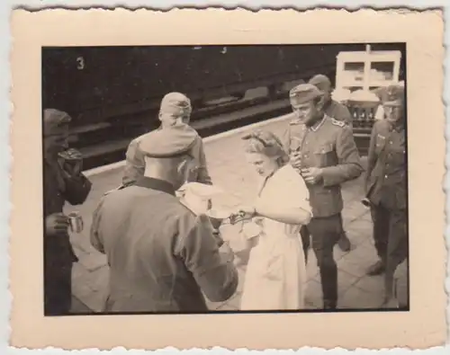 (F22663) Orig. Foto Frau verteilt Essen an deutsche Soldaten a. Bahnsteig 1939