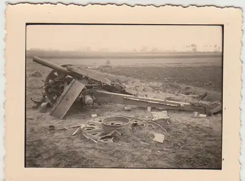 (F22652) Orig. Foto 2.WK Front, zerstörte Feldhaubitze 1930/40er