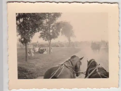 (F22649) Orig. Foto 2.WK Front, deutsche Soldaten auf Pferdefuhrwerken