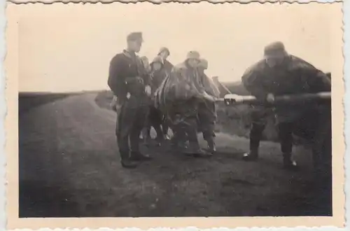(F22648) Orig. Foto deutsche Soldaten reinigen Rohr einer Haubitze 1930/40er