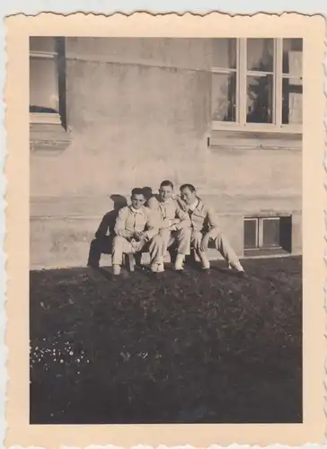 (F22634) Orig. Foto Standortlazarett Neumünster 1939, Soldaten am Gebäude