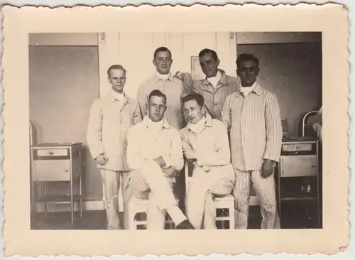 (F22625) Orig. Foto Standortlazarett Neumünster 1939, Soldaten im Zimmer 21