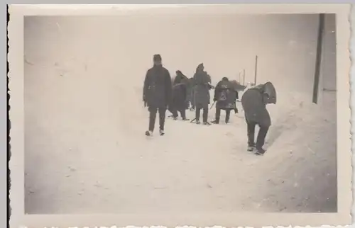 (F22592) Orig. Foto Männer m. Spaten im tiefen Schnee, R.A.D. Garding 1936/37