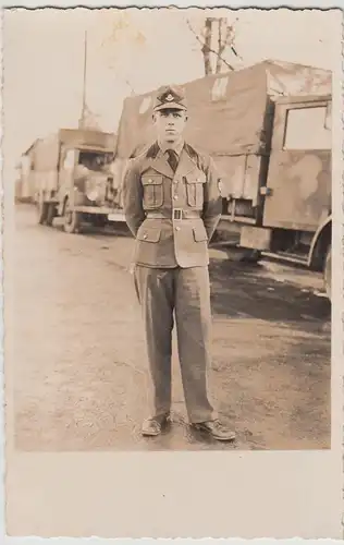 (F22571) Orig. Foto R.A.D.-Abt. 2/76 Garding 1936/37, Soldat vor Lkw-Kolonne