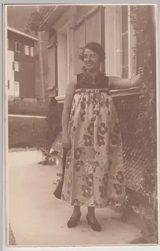 (F22562) Orig. Foto junge Frau im Kleid steht am Haus 1920/30er