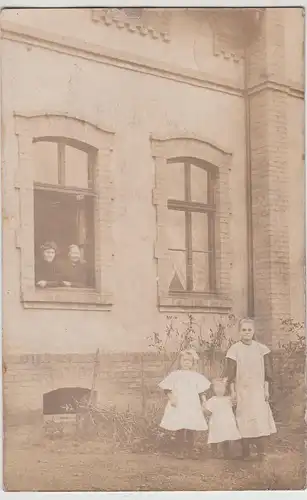 (F22559) Orig. Foto Frauen u. Mädchen an einem Wohnhaus in Herne 1911