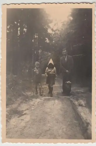 (F22555) Orig. Foto Familie spaziert im Wald 1954