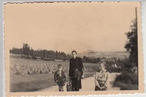 (F22554) Orig. Foto Familie spaziert in der Umgebung von Görlitz 1954