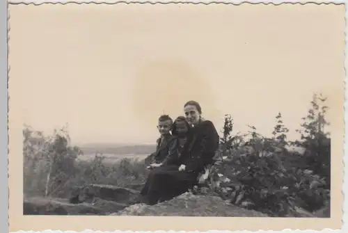 (F22552) Orig. Foto Familie in Königshain b. Görlitz 1954