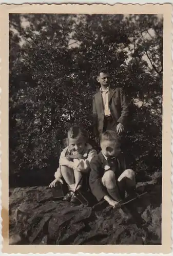 (F22548) Orig. Foto Familie unterwegs, Spaziergang 1954