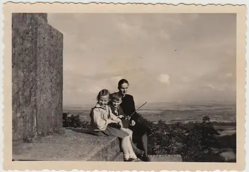 (F22546) Orig. Foto Görlitz, Familie auf der Landeskrone 1954
