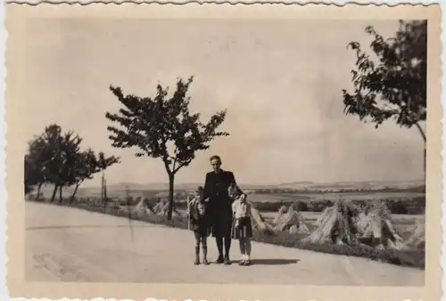 (F22545) Orig. Foto Görlitz, Familie a.d. Weg zur Landeskrone 1954