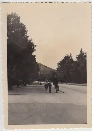 (F22544) Orig. Foto Görlitz, Familie a.d. Weg zur Landeskrone 1954