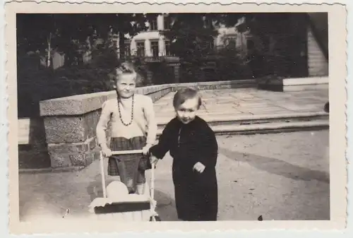 (F22543) Orig. Foto Görlitz, Kinder am Denkmal für d. Opfer des Faschismus 1953