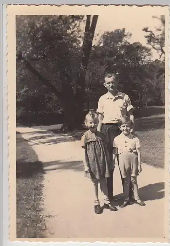 (F22542) Orig. Foto Familie spaziert in einem Park in Görlitz 1953