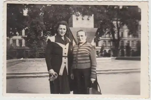 (F22541) Orig. Foto Görlitz, Personen am Denkmal für d. Opfer des Faschismus '53