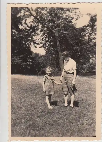 (F22540) Orig. Foto Frau u. Mädchen im Freien 1953