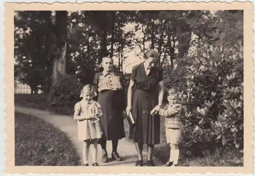 (F22539) Orig. Foto Familie, Spaziergang in einem Park (Görlitz?) 1953