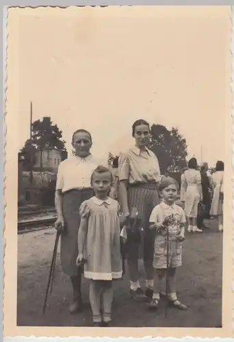 (F22538) Orig. Foto Familie auf dem Bahnhof Königshain b. Görlitz 1953